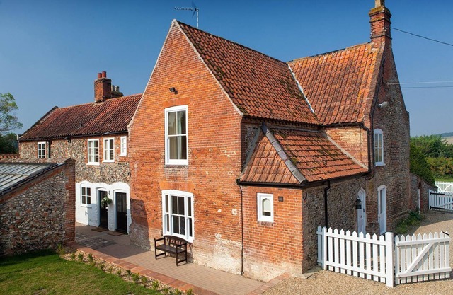 Houghton Farmhouse - sleeps 18 guests in 7 bedrooms