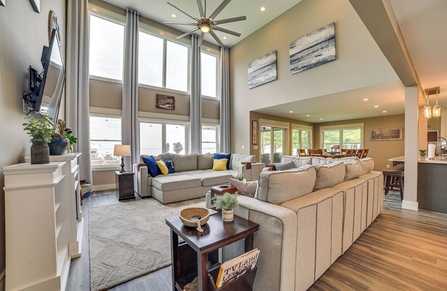 Houghton Lake Home w/Private Dock + Kayaks!