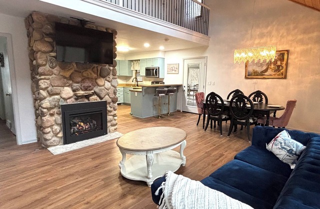 House - 1 minute to Alpine Valley Ski Hill. 5 acres with fireplace