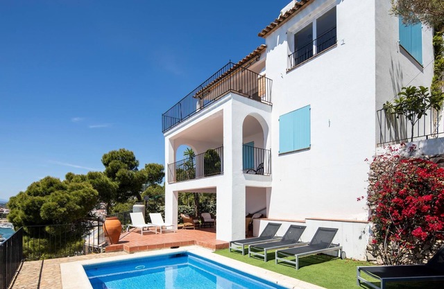 HOUSE 12 ADULTS SEA VIEWS