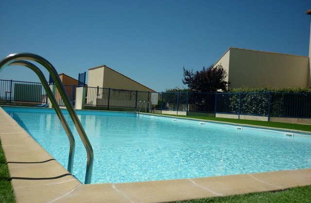 house 5 pers 200m beach in res. with a pool