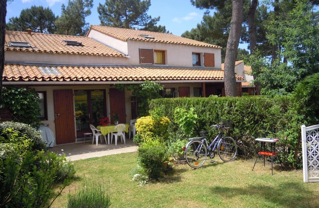 House 50 m2, terrace, enclosed garden, pine forest, private parking, shared swimming pool