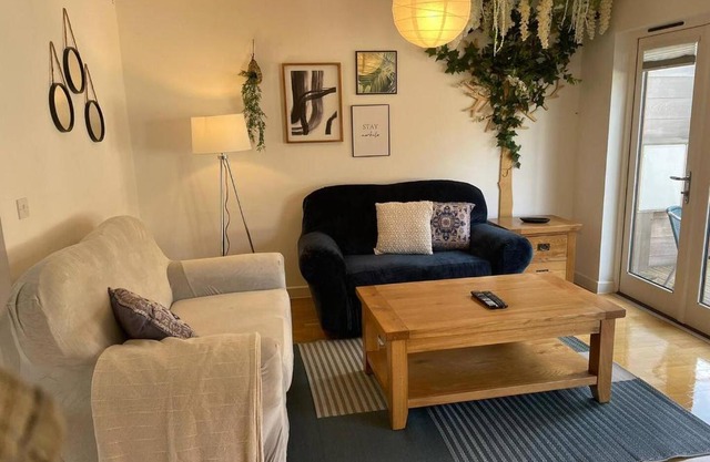 House 6 Goldcroft - Walk to Beach & Village, Pet-friendly & hottub
