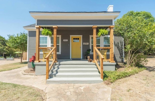 House and Bungalow with Sunny Courtyard