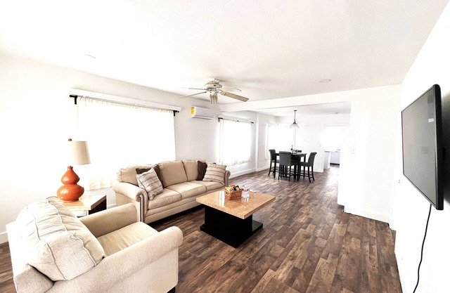 House, close to Disneyland, and beaches.1.5 miles to John Wayne airport.