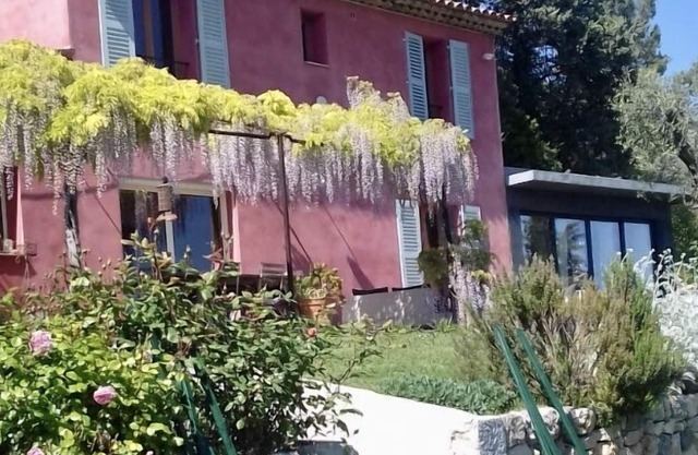 house facing SOUTH between sea and mountains 5 minutes from the city center