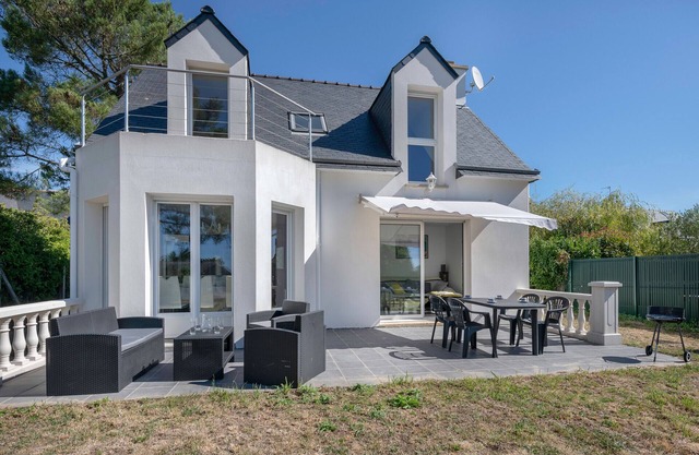 House for 6 with private access to the beach!