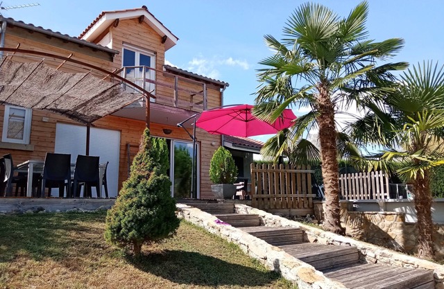 House for 7 people, its terrace and swimming pool are waiting for you.