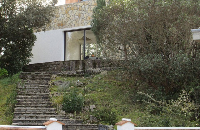 House in a green setting, with splendid view of the lake and 80m from its beaches!