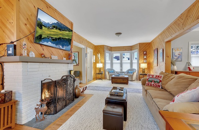 House in Ellicottville Village. 1 minute walk to bars, restaurants and shops!