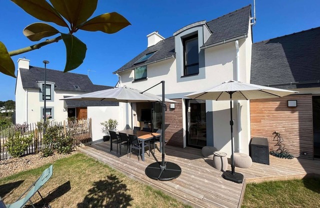 House in Fouesnant Beg Meil with enclosed garden 450m from the beach