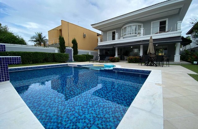 House in gated community in Jardim Acapulco