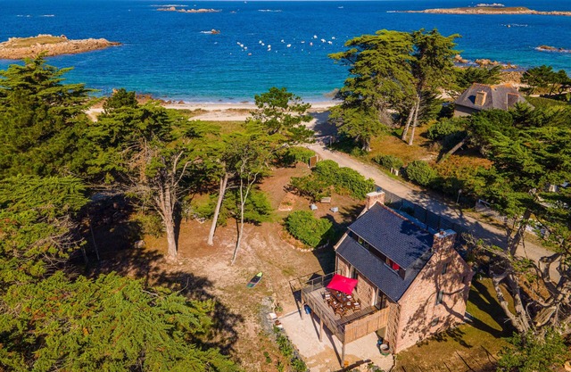 House ☆ in Landrellec, recent renovation, feet in the water.