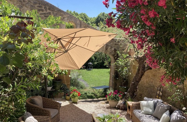House in the beautiful village of Grans 30 minutes from Les Baux de Provence