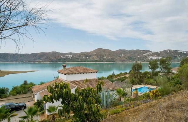 House in the Pantano de la Viñuela with unbeatable views over the reservoir