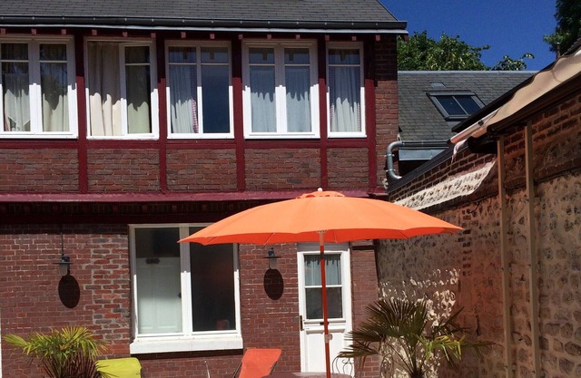 House like a cottage (Gîte 4 people) with terrace in a garden close downtown