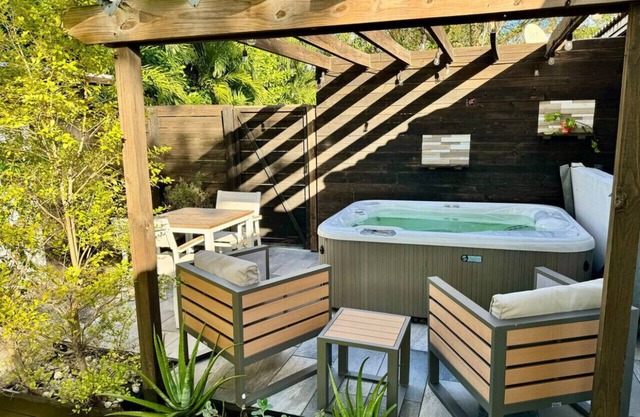HOUSE NEAR GOLF COURSE! 10 MINS TO THE BEACH!