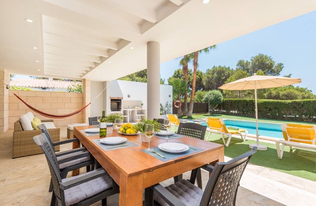 HOUSE of 250 m2 of modern design, just 600 m. from Binibeca Beach.