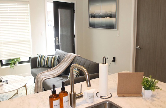 House of Blues- Cozy Luxury 1BD|1BA in Downtown East Village
