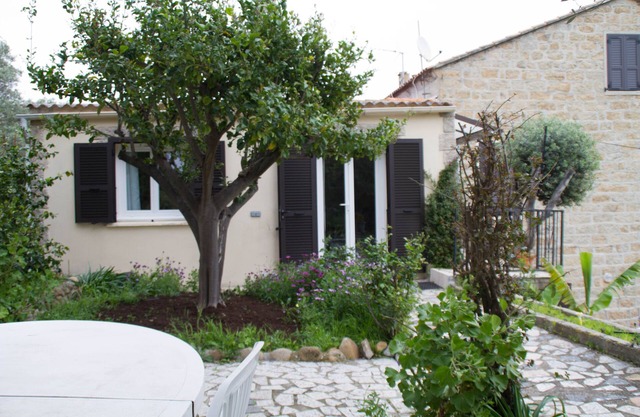 House offering 2 apartments for your EXCLUSIVE USE 4 klms from the beaches