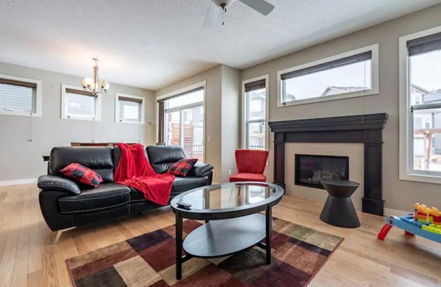 House on a Hill: 3Bdrm with Private Playground & New Appliances