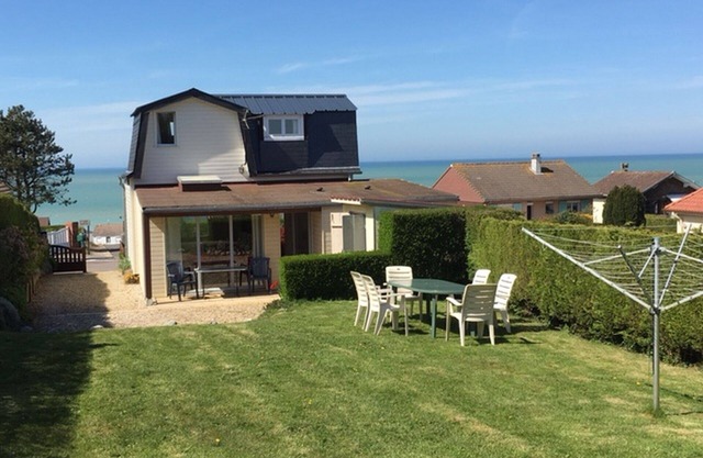 House on fenced land, sea view, pets allowed.