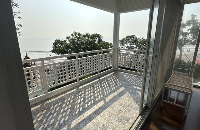 House on the Beach! 5 mins walk on beach to hotels and coffee shops/