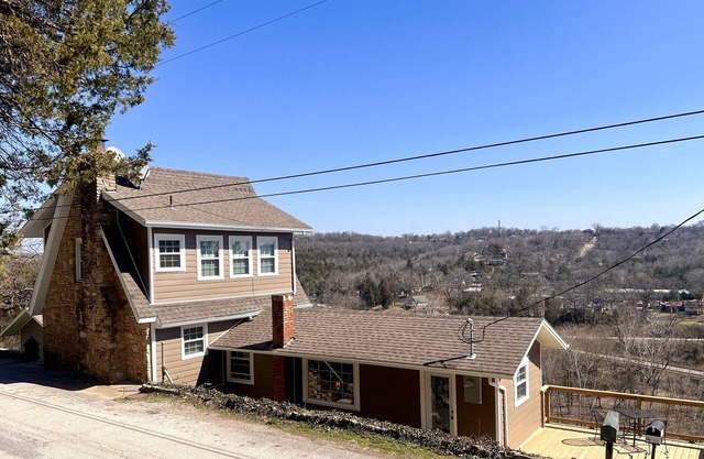"House on the Rock" Romantic Cottage Getaway w/Hot Tub and Fireplace!