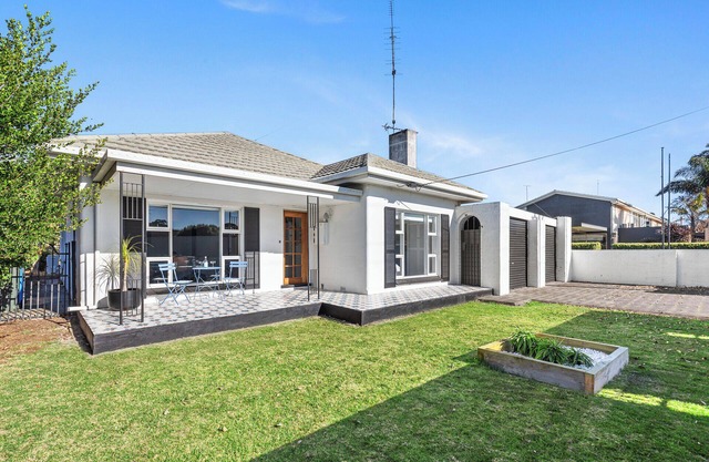 House plus Retreat and Games Room! Sleeps 10 in Mount Gambier, South Australia