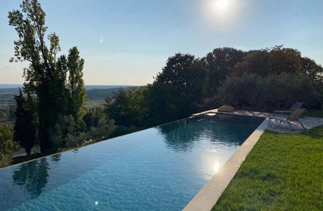 House, pool, 4 or 6 bedrooms, with views of the Aix countryside