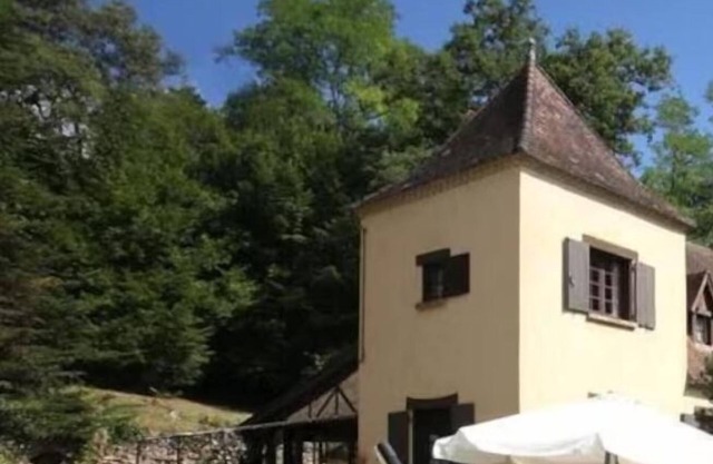 House rental w/pool, Jacuzzi, sauna in the Périgord Noir, 5 km away from Sarlat
