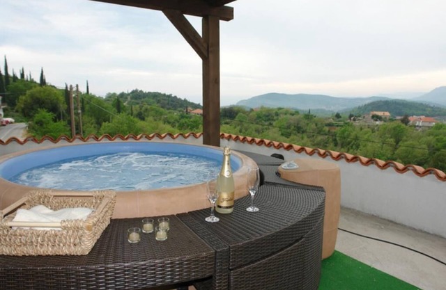 House Rilović - Two Bedroom House with Swimming Pool and Jacuzzi