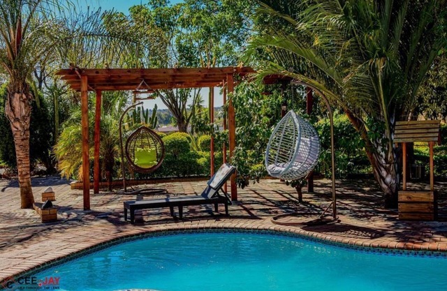 House - Sleeps 10 - Pool - Parking - Patio