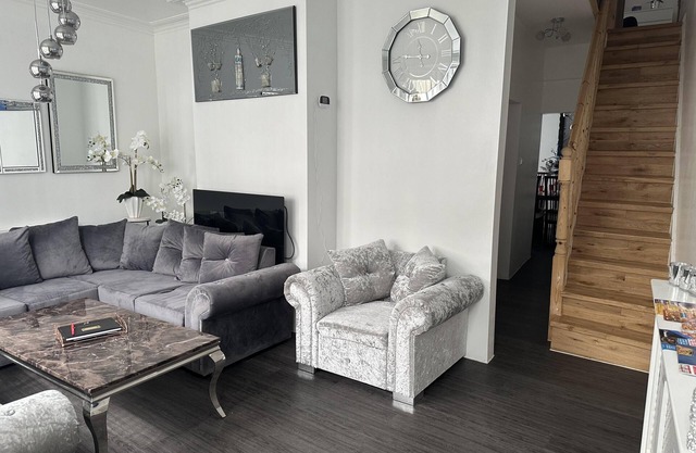 House - Sleeps 6 - Garden - Seaside - Pet Friendly