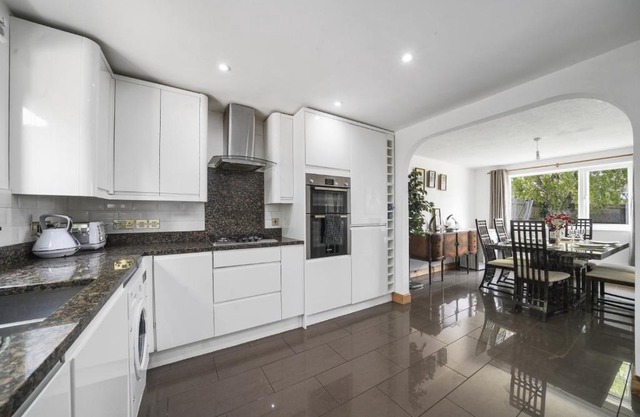 House - Sleeps 8 & on-site parking