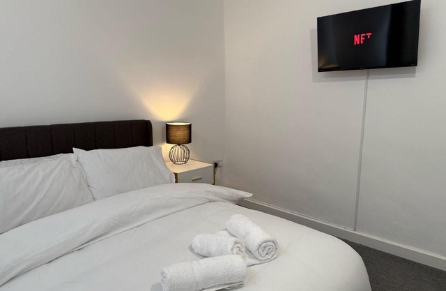 House - Sleeps 8 - Parking - WiFi