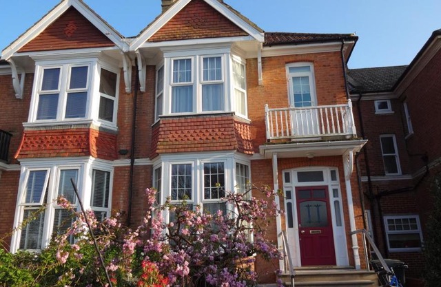 House - Sleeps 8 - Pet friendly - Garden - Parking