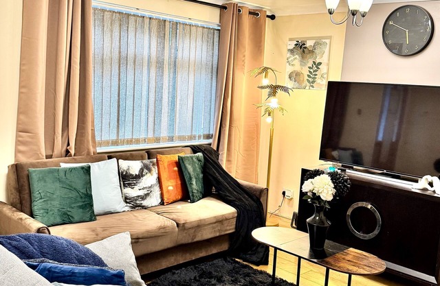 House - Sleeps 9 - Garden - Pet friendly - Parking