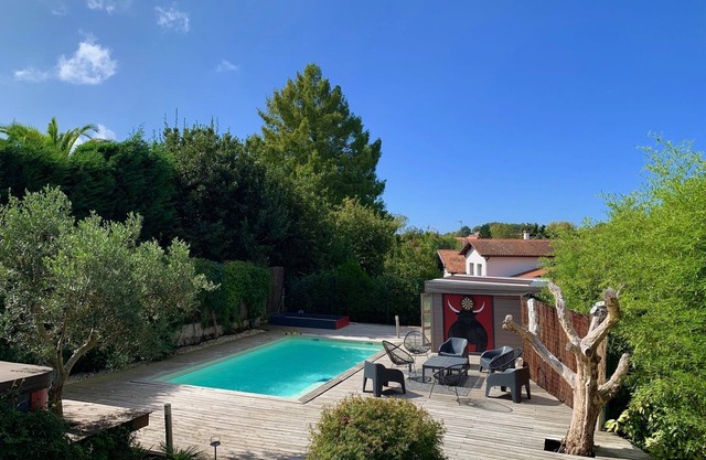 House swimming pool jacuzzi sauna and air conditioning 10 people 10mn from beaches