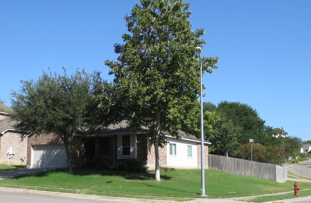 House Universal City close to Randolph AFB Military Rates