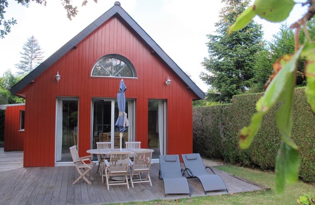 House with enclosed garden near beaches,