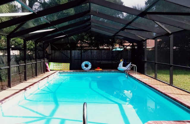 House with free pool. In Winter pool can be heated for 32 dollars-a-day extra.