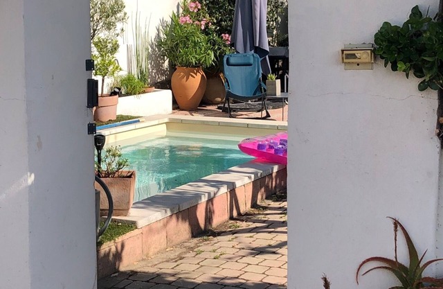 House with garden and pool 200M from the beach