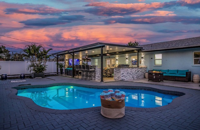 House with Heated Pool and Outdoor kitchen close to Siesta Key Beach!