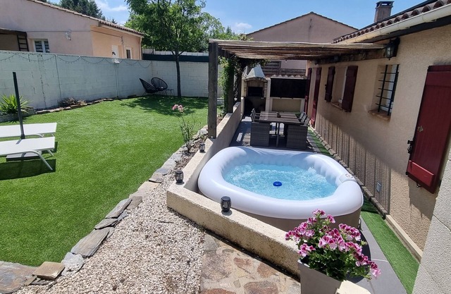 House with Jacuzzi near Carcassonne