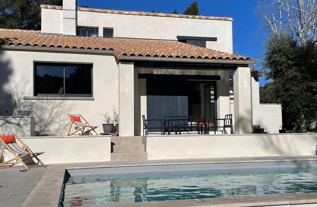 House with large wooded garden 15 minutes from Avignon
