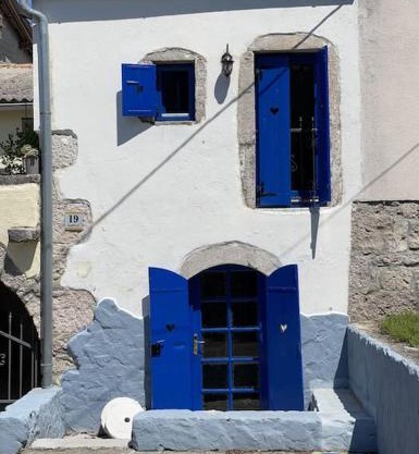 House with lovely terrace 10 min drive from the sea