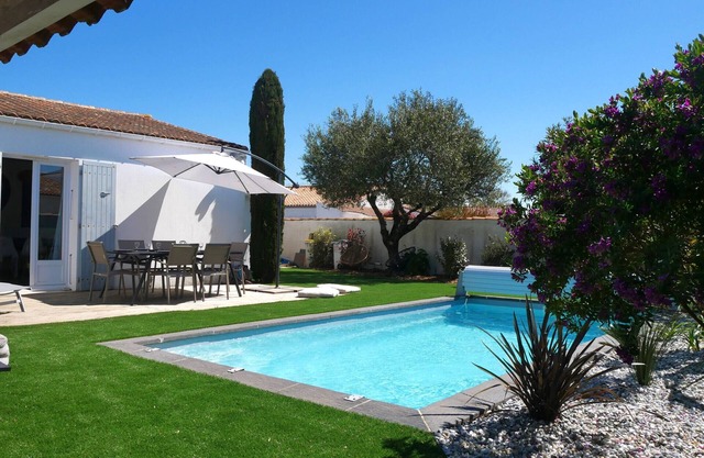 House with pool for 4 adults and 2 children