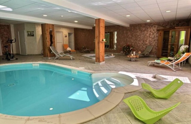 House with swimming pool, terrace, garden and garage. Nature, calm, freshness