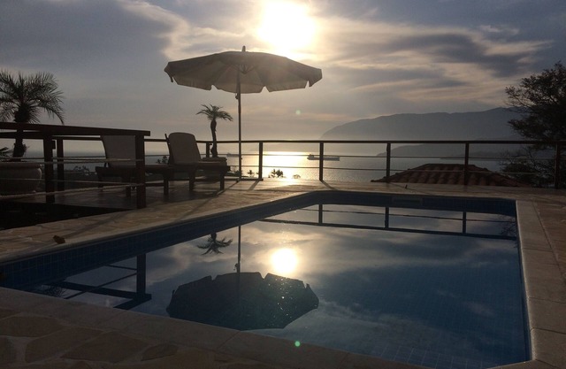 House with swimming pool for up to 8 people, beautiful views of the sea and the Atlantic forest.